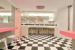 Ducha, artículos de tocador gratuitos, secador de pelo, pantuflas