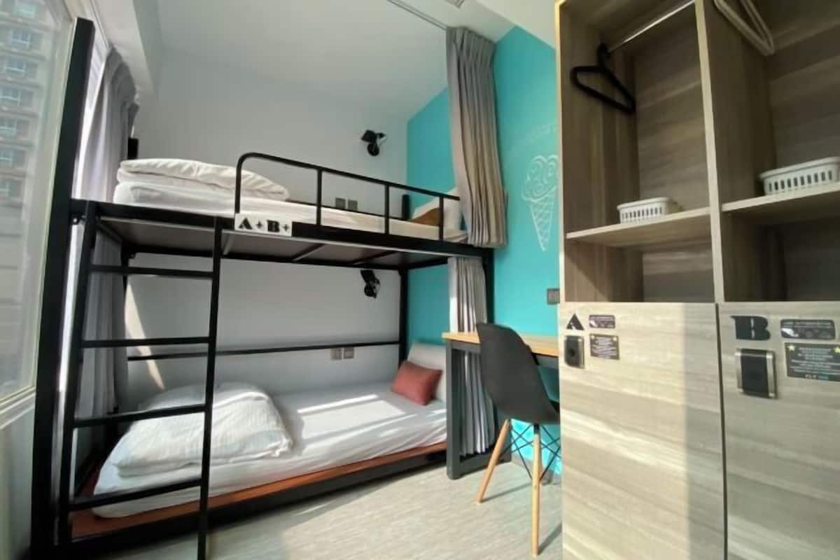 Verdunkelungsvorhänge, schallisolierte Zimmer, Bügeleisen/Bügelbrett