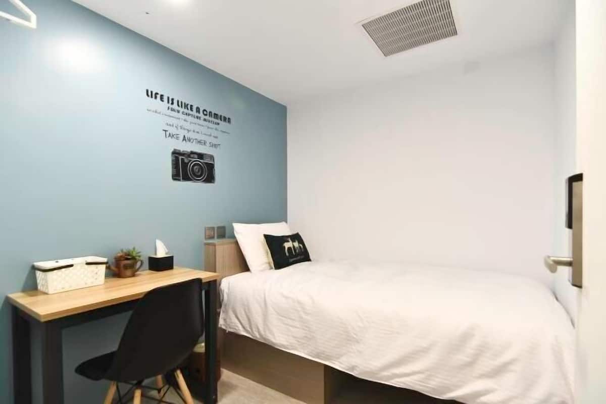 Verdunkelungsvorhänge, schallisolierte Zimmer, Bügeleisen/Bügelbrett