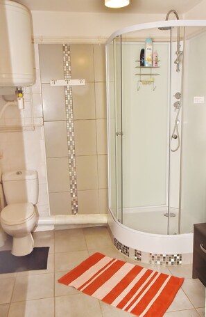 Classic Double Room (Tristan) | Bathroom | Shower, free toiletries, hair dryer, slippers