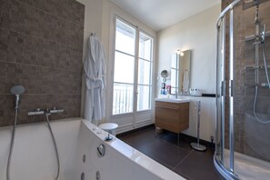 Ensemble baignoire-douche, baignoire à remous, séchoir à cheveux