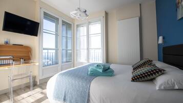 3 makuuhuonetta, työpöytä, silitysrauta/-lauta, vauvan matkasänky