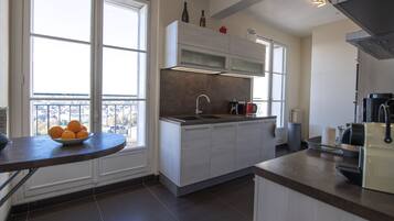 Jääkaappi, mikroaaltouuni, uuni, liesi