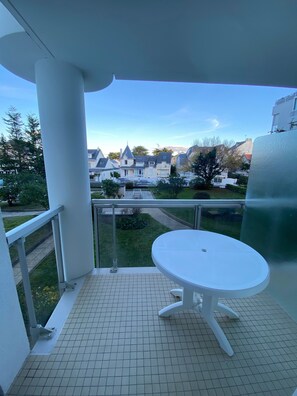 Property grounds - T2 with garage, 20m from the beach, in the bay of La Baule (Pornichet)