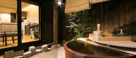 Bathtub dan shower terpisah dan perlengkapan mandi gratis
