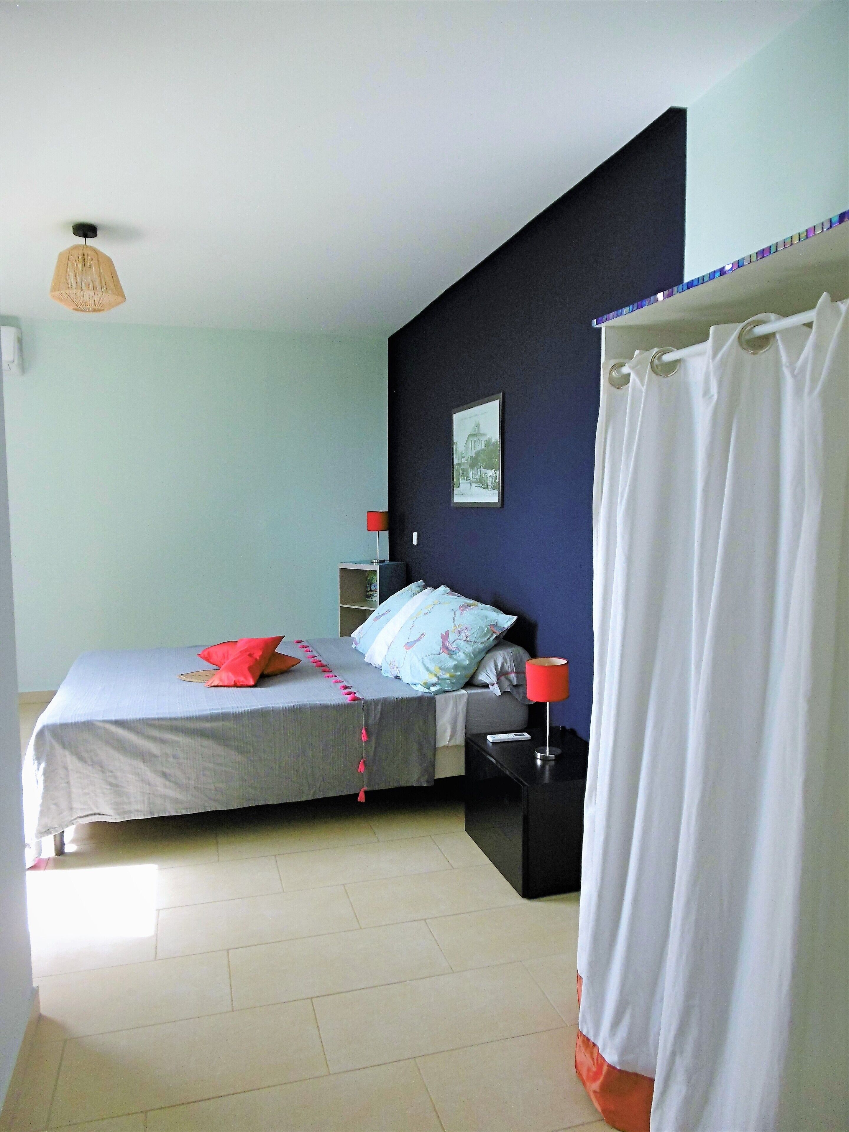 1 habitación, tabla de planchar con plancha, wifi y ropa de cama 