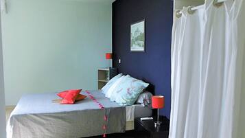 1 habitación, tabla de planchar con plancha, wifi y ropa de cama