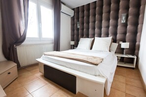 4 bedrooms, iron/ironing board, free WiFi, bed sheets