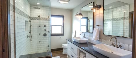 Bañera con ducha, secador de pelo, toallas, jabón