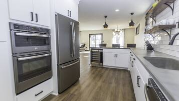 雪櫃、微波爐、焗爐、爐具