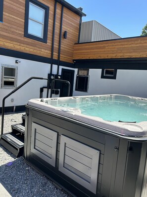 Outdoor spa tub - The Loft on Birch, Downtown Walla Walla, sleek modern industrial Condo (Walla Walla)