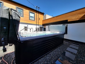 Bañera de hidromasaje al aire libre
