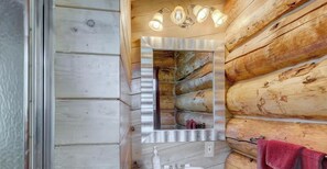 Bathtub, towels, soap, shampoo - Mountain Home with breathtaking views!  (Garden Valley)