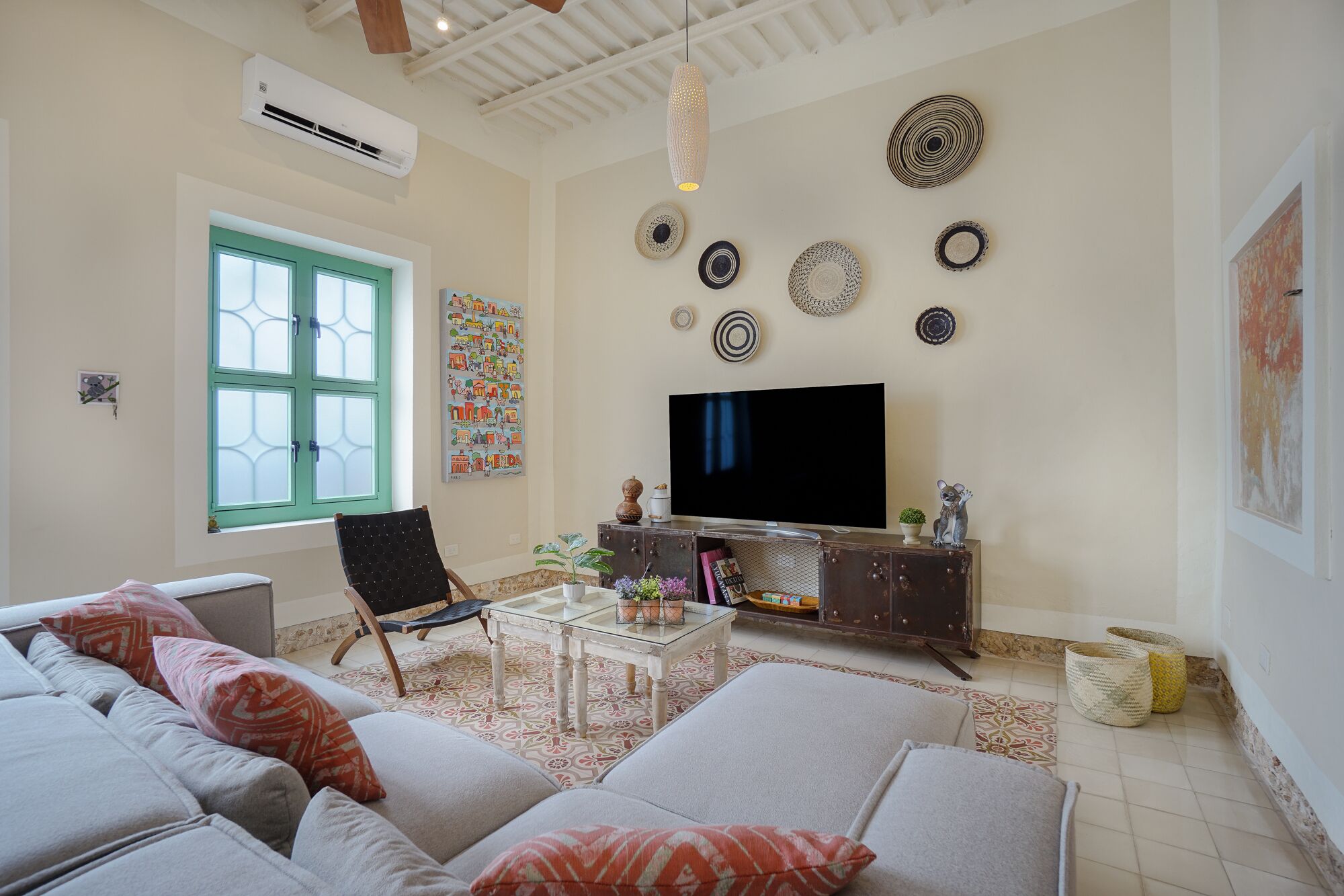 Smart TV, Netflix, streaming services, stereo