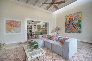Smart TV, Netflix, streaming services, stereo - Casa Koala, Peace and Comfort in Santiago (Merida)