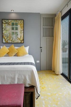 2 makuuhuonetta, työpöytä, silitysrauta/-lauta, vauvan matkasänky