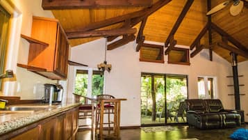 Réfrigérateur, micro-ondes, plaque de cuisson, cafetière/bouilloire