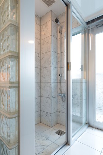 バスルームのシャワー