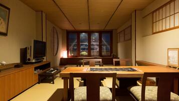 Flatskjerm-TV og DVD-spiller