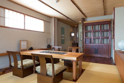 客室内のダイニングエリア