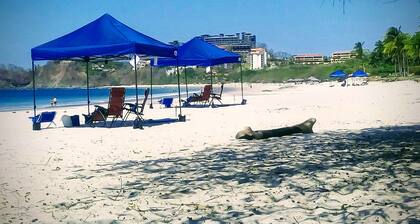 Neu, Meerblick und im Herzen von Playa Flamingo. Gehen Sie zu zwei verschiedenen Stränden.