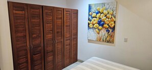1 bedroom, iron/ironing board, travel cot, free WiFi - Ocean view and in heart of Playa Flamingo. Two blocks to two different beaches. (Playa Flamingo)