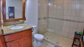 Suihku, hiustenkuivaaja, pyyhkeet, saippua