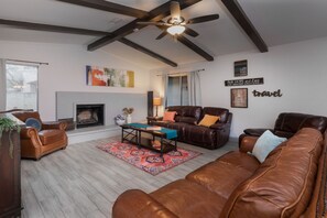 Smart TV, video games, books - Do nOt ClIcK Private Pool Stocked Kitchen 4BR 5 Beds 1 KING Tile Throughout (San Antonio)