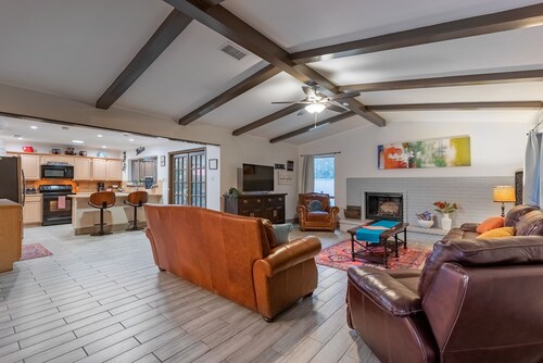 Do nOt ClIcK Private Pool Stocked Kitchen 4BR 5 Beds 1 KING Tile Throughout