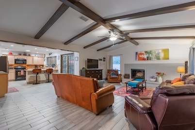 Private Pool Single Level 4BR 5 Beds 1 KING Tile Throughout