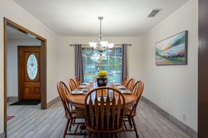 Dining - Do nOt ClIcK Private Pool Stocked Kitchen 4BR 5 Beds 1 KING Tile Throughout (San Antonio)