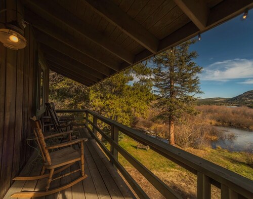 Charming Boutique Cabin in Private Setting with Hot Tub