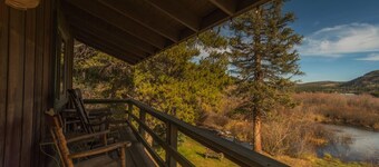 Charming Boutique Cabin in Private Setting with Hot Tub