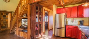 Charming Boutique Cabin in Private Setting with Hot Tub