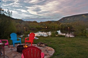 Property grounds - Charming Boutique Cabin in Private Setting with Hot Tub (Blue River)