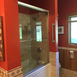 Combined shower/bathtub, jetted bath, towels, soap
