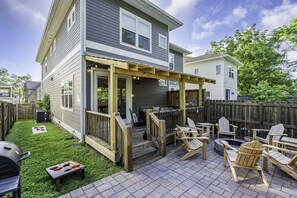 Outdoor dining - Large Luxury Home 2mi to Broadway-Backyard-Outdoor Dining-Firepit & Free Parking (Nashville)