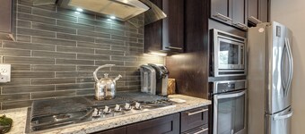 Luxury Spacious Home 2mi to Broadway -Backyard-Outdoor Dining-Firepit & Grill