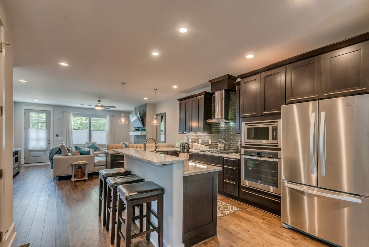 Luxury Spacious Home 2mi to Broadway -Backyard-Outdoor Dining-Firepit & Grill