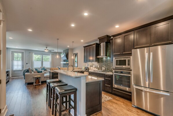 Fridge, microwave, oven, stovetop - Large Luxury Home 2mi to Broadway-Backyard-Outdoor Dining-Firepit & Free Parking (Nashville)