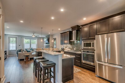 Nashville Downtown Luxury! 2mi to Broadway. Private Free Parking. Pet Friendly