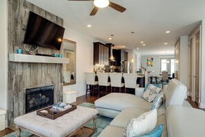 Smart TV, fireplace, video games, DVD player - Large Luxury Home 2mi to Broadway-Backyard-Outdoor Dining-Firepit & Free Parking (Nashville)