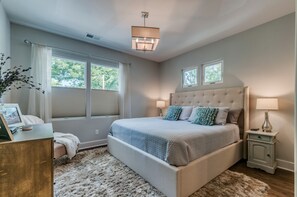 3 bedrooms, desk, iron/ironing board, travel crib - Large Luxury Home 2mi to Broadway-Backyard-Outdoor Dining-Firepit & Free Parking (Nashville)