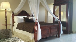 1 bedroom, iron/ironing board, WiFi, bed sheets - Ocho Rios Modern Self Contained Studio with pool, cable, LED TV, fast Internet. (Ocho Rios)