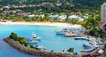 Ocho Rios Modern Self Contained Studio with pool, cable, LED TV, fast Internet.