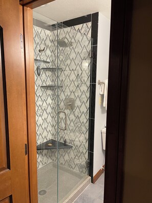 Dusche, Haartrockner, Handtücher, Seife