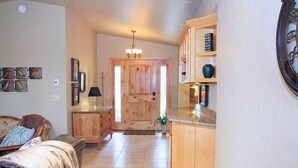 Una sala de estar acogedora con un sofá, una mesa de centro y una chimenea.