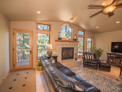 Elegant Single Story House, near Downtown, RMNP, Fall River Getaway, Estes Park CO