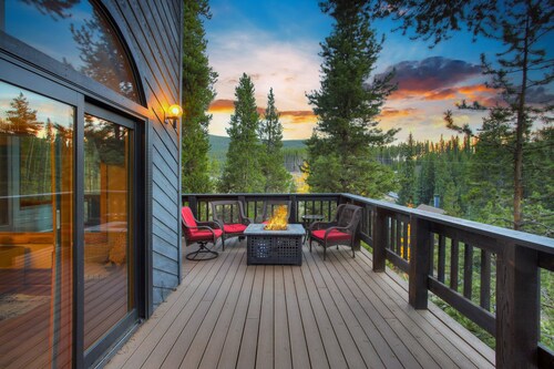 Spacious 3-Story Breck Mountain Home - Pet-Friendly, Peak 10 Views & Hot Tub