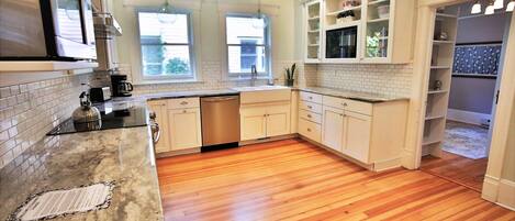 Mikroaaltouuni, astianpesukone, kahvin-/teenkeitin